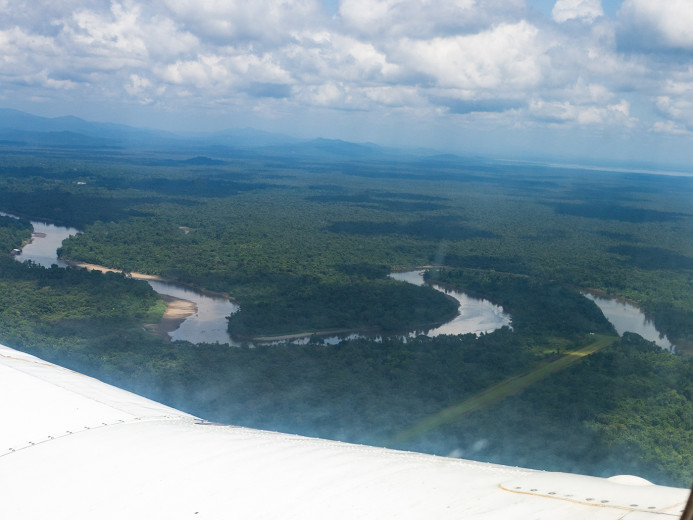 KarawariAirstripRiver_OM68377