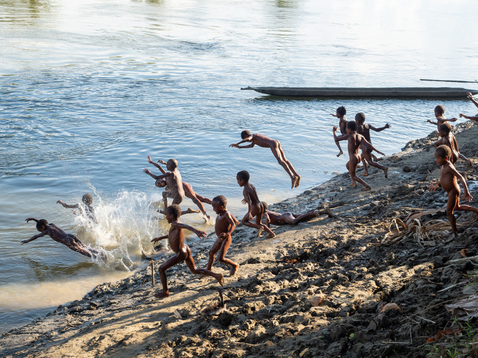 KidsGoingSwimming_OM68464