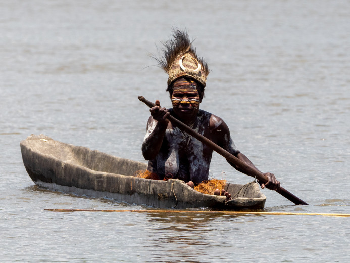 WomanInCanoe_OM19398