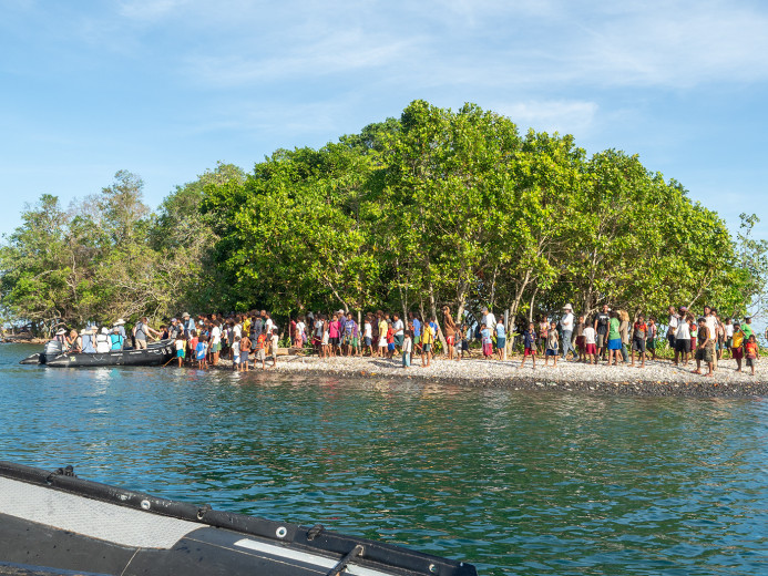 WelcomingCrowd_OM73710