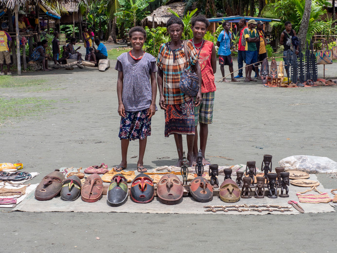 WomenSellingCarvings_OM21145