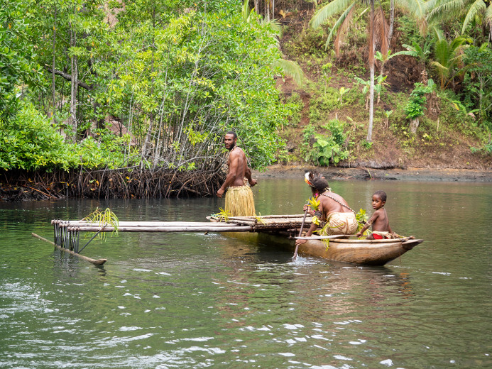 FamilyInCanoe_OM72703